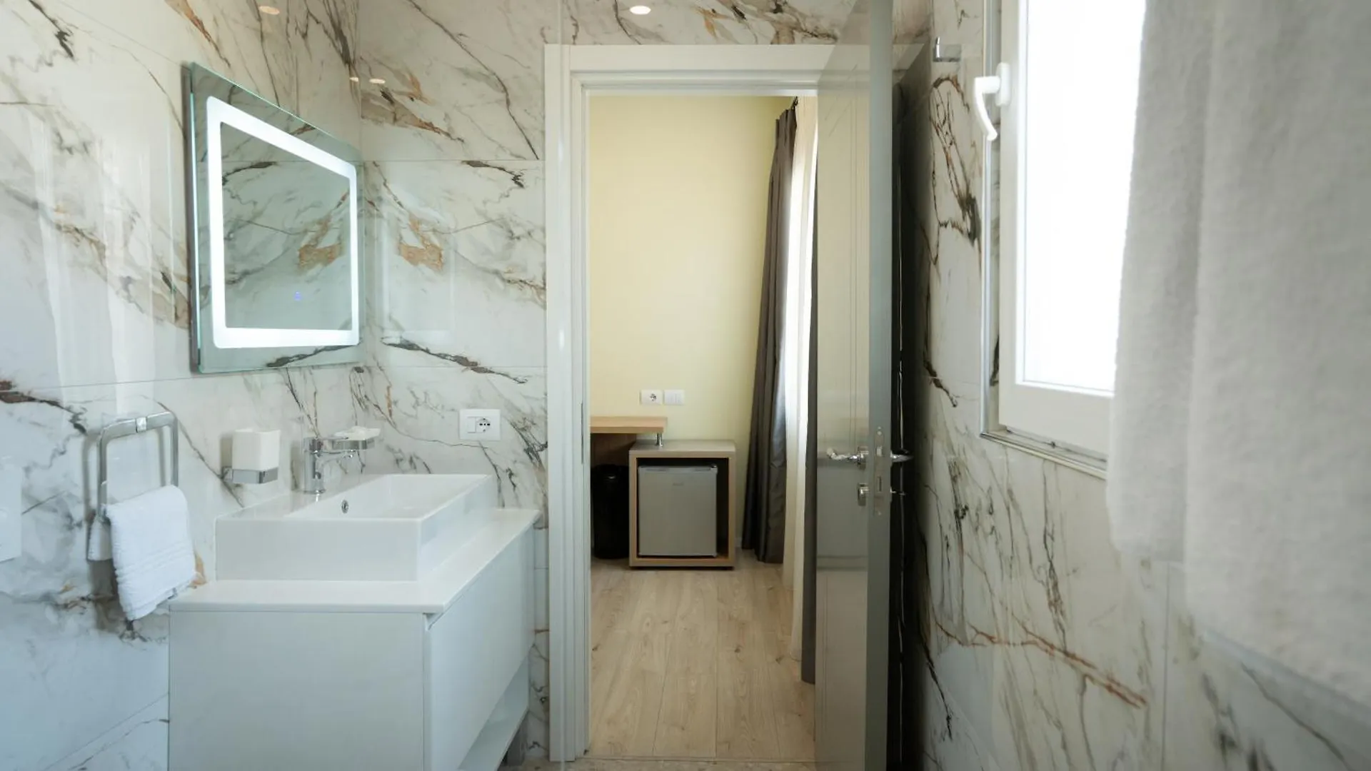 F&M Hotel 2 Tirana Albanie